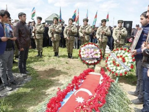 “Aprel şəhidi”nin xanımı: “Nişan üzüyünü yadigar saxlaya bilmədim” - MÜSAHİBƏ+FOTOLAR