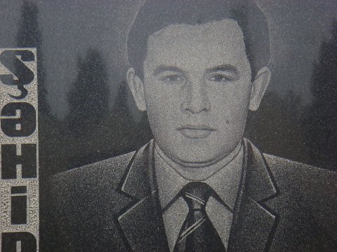 Ermənilərin gözü qarşısında düşmən bayrağına tüpürən azərbaycanlı əsir...