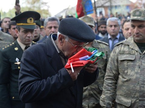 Şəhid atasının şəklini tirajlayanlara: “Yazıq görkəmli şəkillər paylaşmayın!” 