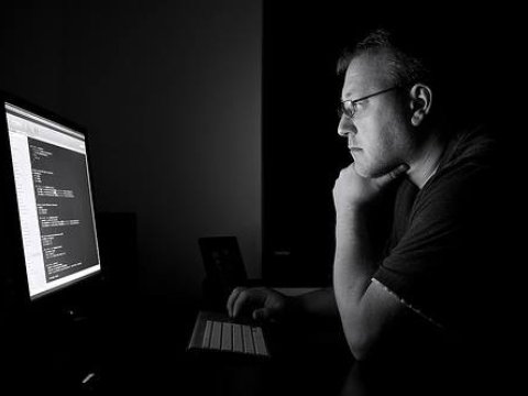 Qaranlıqda kompüter və smartfondan istifadə etməyin – GÖZLƏRİNİZİ QORUYUN