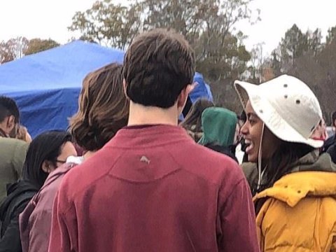 Obamanın qızı sevgilisi ilə öpüşərkən görüntüləndi - FOTOLAR