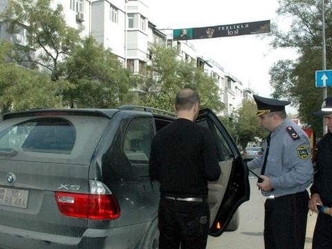 Yol polisinin “pərdə-plyonka tələbi”nə məhəl qoymayan 796 sürücüyə cərimə kəsildi   