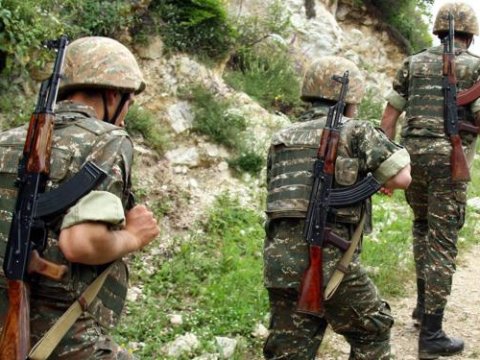 Ermənistan ordusunda zabitlər qoçuluq edir, əsgərlər aşağılanır
