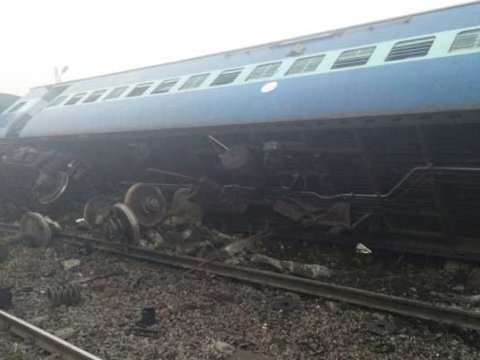 Hindistanda sərnişin qatarı relsdən çıxdı: 3 ölü, 13 yaralı