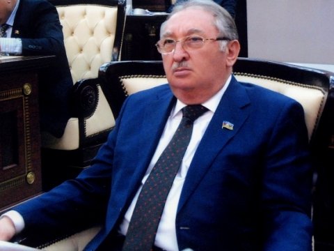 Rektor Əhməd Vəliyev ad gününü qeyd edir