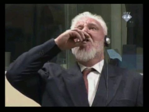 Haaqa tribunalında zəhər içən general ÖLDÜ - Yenilənib, Video