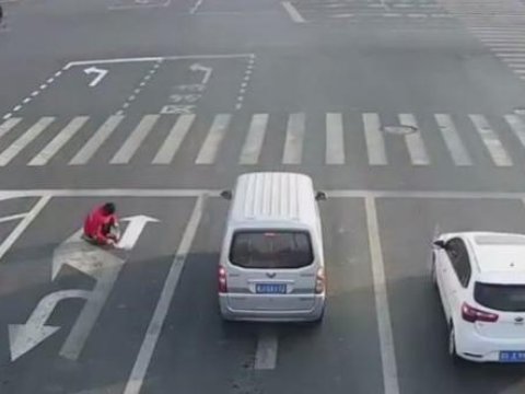 İşə rahat getmək üçün yol nişanlarını dəyişdi