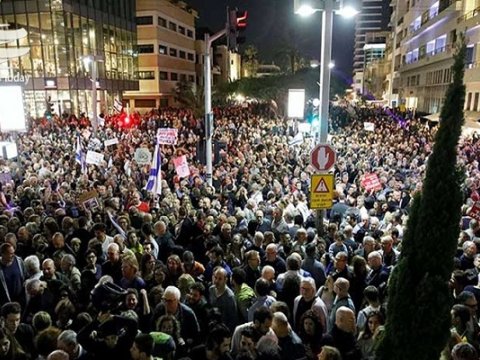 Xalq küçələrə axışdı - Baş nazirin istefası tələb edilir