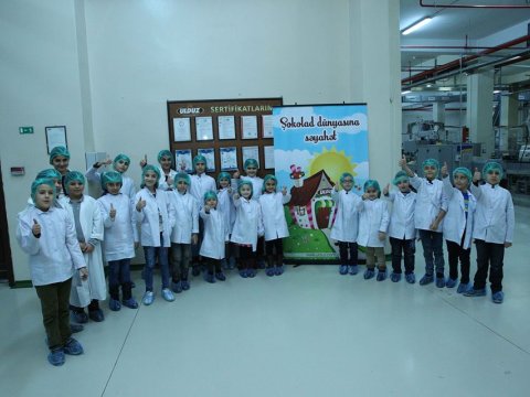 KİV n&uuml;mayəndələrinin &ouml;vladları Ulduz Şokolad fabrikində ekskursiyada