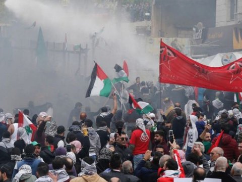 ABŞ&nbsp;səfirliyi qarşısında polis etiraz&ccedil;ılara qarşı g&ouml;zyaşardıcı qaz tətbiq edib