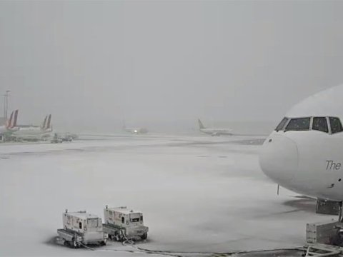 G&uuml;cl&uuml; qar Almaniyanın bir ne&ccedil;ə hava limanının işini iflic etdi