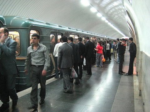 Bakı metrosunda HADİSƏ: 17 yaşlı gənc relslərinin üzərinə yıxıldı