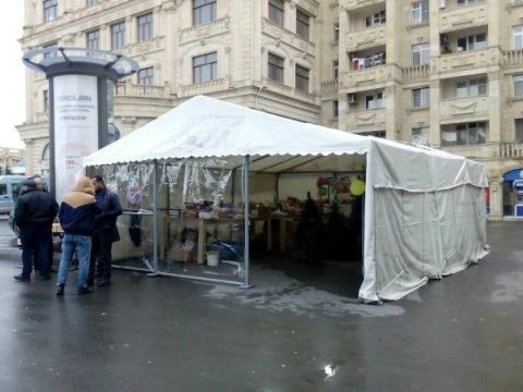 Metro &ccedil;ıxışlarında qurulan &ccedil;adır yarmarkalar kimindir? - Meriyadan A&Ccedil;IQLAMA  &nbsp;
