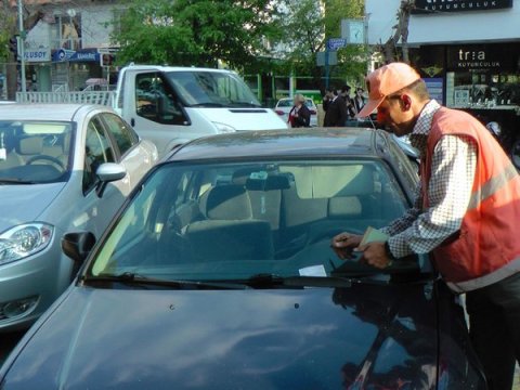 Bələdiyyələrə yeni səlahiyyət verilir - Avtomobil parklanmasından pul yığacaq