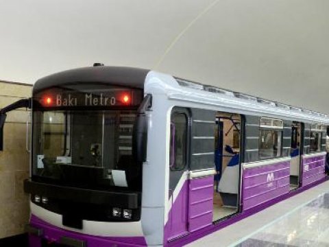 Metroda 30 yaşlı şəxs qatar relsinə yıxıldı