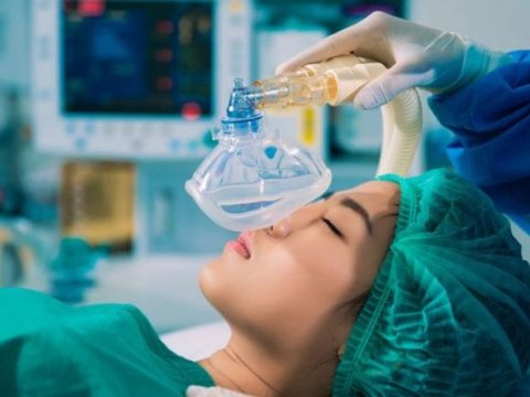 Ana &ouml;l&uuml;m&uuml;nə g&ouml;rə tibb m&uuml;əssisəsi&nbsp;və həkim şəxsən məsuliyyət daşıyacaq - Yeni qanun layihəsi