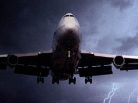 G&uuml;rc&uuml;standan Yunanıstana u&ccedil;an təyyarəni ildırım vurub