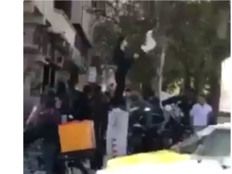 İranlı gənc qız baş &ouml;rt&uuml;y&uuml;n&uuml; a&ccedil;dı - Video