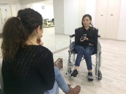 Nişanlandı, qısqanclıq zəminində bıçaqlandı: 15 ildir yeriyə bilmir - AĞRILI HƏYAT DRAMI