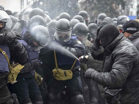 Kiyevdə polislə etirazçılar arasında toqquşma olub
