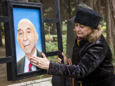 L&uuml;tfi Zadəyə niyə qəbir&uuml;st&uuml; abidə qoyulmur... &nbsp;  &nbsp;