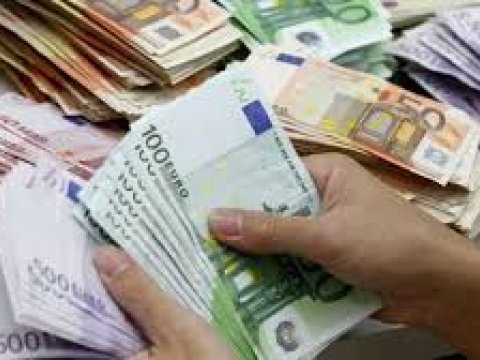 Avro manat qarşısında bahalaşır
