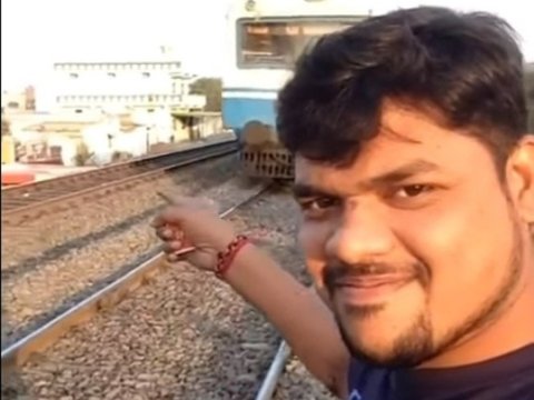 Qatarla selfi çəkmək istədi, komaya düşdü - VİDEO