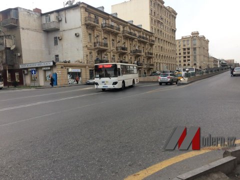 Bakıda avtobus sürücüləri qaydaları belə pozurlar - VİDEO
