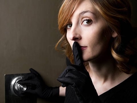 Qadınla tanış oldu, evinə gətirdi, əl-qolu bağlanıb qarət edildi