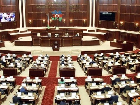 Milli Məclisdə restoranlarla bağlı məsələ qaldırıldı: &ldquo;Adamın boynu tutulur&rdquo;