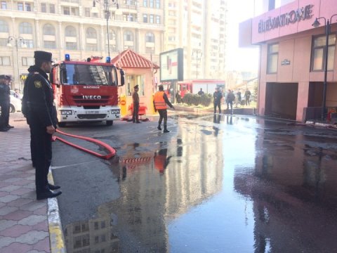 Bakıda yanğın - 2 nəfər zəhərləndi, 10 nəfər təxliyə edildi - YENİLƏNİB   