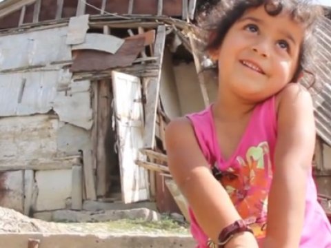 Evi başına u&ccedil;an ailə imdad diləyir - Şamaxıda torpaq s&uuml;r&uuml;şməsi