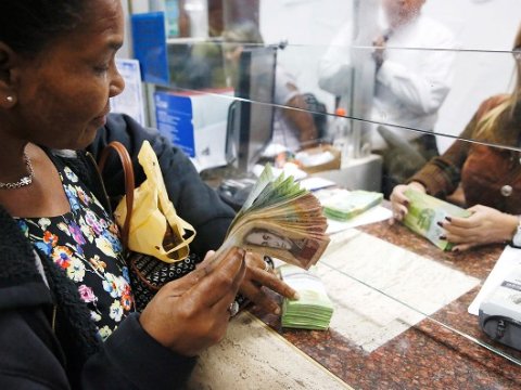 Venesuelada inflyasiya 4000%-i ke&ccedil;di