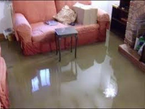 Bakıda evləri yağış suyu basdı