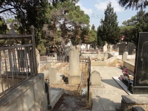 Nəvə baba və nənəsinin məzarından cadu tapdı - Video