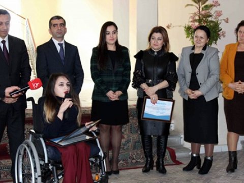 Deputat Dilarə Cəbrayılova fiziki məhdudiyyətli gənclərin sərgisində iştirak edib