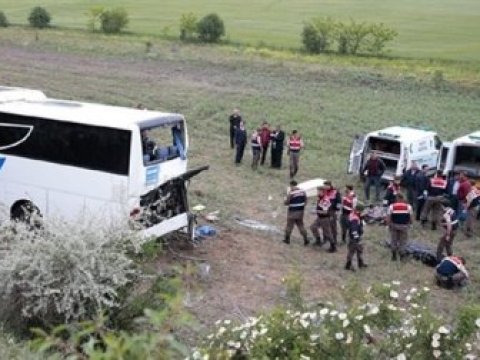 Avtobus avtomobillə toqquşdu: 4 &ouml;l&uuml;