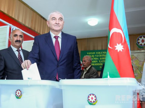 Prezidentliyə namizədliyi irəli sürülən 12 nəfər - SİYAHI   