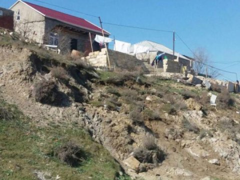 Sürüşmə zonasının sakinlərinə kirayəpulu verməyə başladılar   
