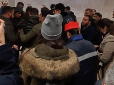 Sərxoş gənc metroda yıxılaraq xəsarət aldı 