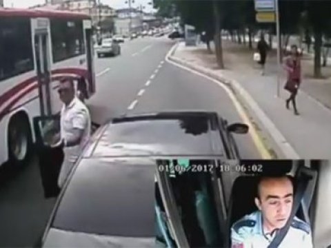 Yolu kəsdi, həm də sürücünü təhqir etdi - VİDEO