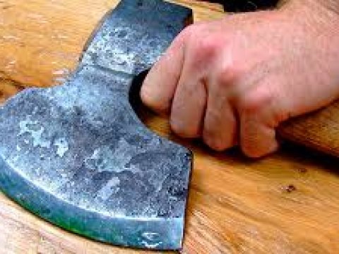 Pornoya baxdığı üçün oğlunun əlini kəsdi