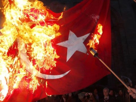 Yunanlar t&uuml;rk bayrağını yandırdı, Ankara etiraz etdi