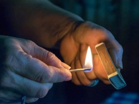 Qadının&nbsp;&uuml;st&uuml;nə benzin t&ouml;k&uuml;b yandırmaq istədi -&nbsp;SUMQAYITDA