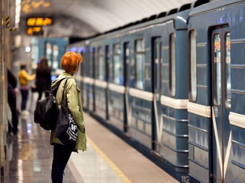 Metroda 85 yaşlı qadın relslərin üstünə YIXILDI