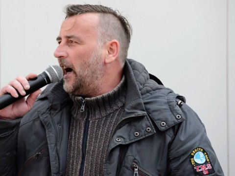 Anti-islamçı hərəkatın liderinin Britaniyaya gəlməyi ilə qovulmağı bir oldu 