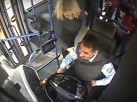 S&uuml;r&uuml;c&uuml;n&uuml; yumruqlayan qadın polisə verildi
