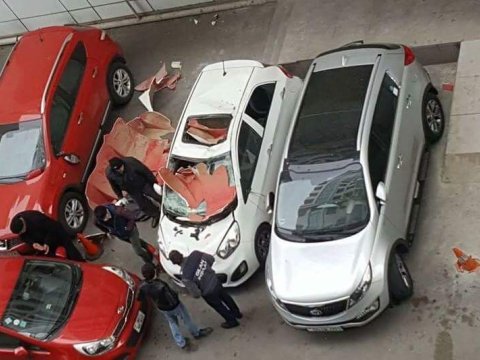 Bakıda külək su çənini avtomobillərin üzərinə aşırdı