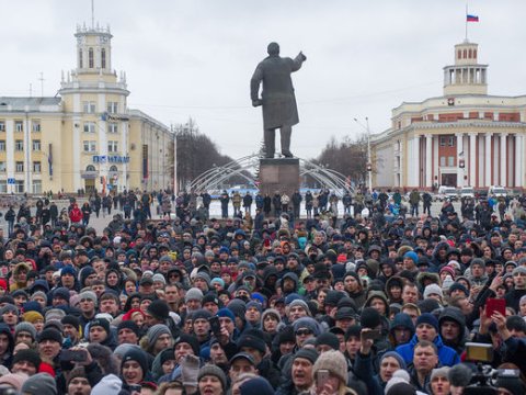 Kemerovo sakinləri hökumətin istefasını tələb edir