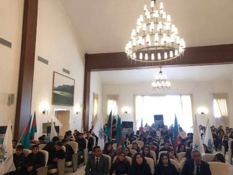 Deputatlar ilk dəfə səs verəcək gənclərlə görüşdü